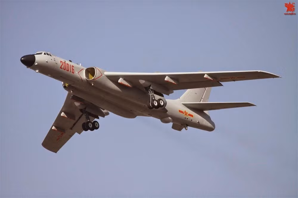 Trung Quốc đang tích cực phát triển các mẫu tên lửa đạn đạo phóng từ trên không, có khả năng mang đầu đạn hạt nhân. Một máy bay ném bom Tây An H-6 của Trung Quốc, gần đây được phát hiện mang theo tên lửa, được cho là mô phỏng của tên lửa siêu thanh.