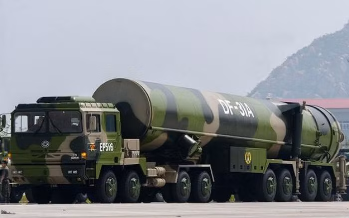 Tuy nhiên, tên lửa đạn đạo hạt nhân của Trung Quốc nguy hiểm nhất là DF-31A, loại tên lửa duy nhất có thể chống lại cuộc tấn công hạt nhân của Mỹ và tiêu diệt những thành phố ven biển Thái Bình Dương của Mỹ. Nhưng số lượng tên lửa này của Trung Quốc không nhiều, trong khi Mỹ có gần 2.000 tên lửa như vậy. Nguồn ảnh: Sina.