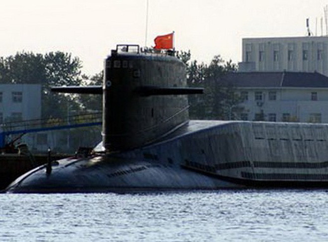 Trung Quốc bắt đầu xây dựng căn cứ phòng thủ hạt nhân trên biển từ năm 2007. Các tàu ngầm tên lửa đạn đạo lớp Jin (SSBN) đang được vận hành và dự kiến Trung Quốc sẽ đưa thêm nhiều chiếc SSBN nữa ra hoạt động thời gian tới.