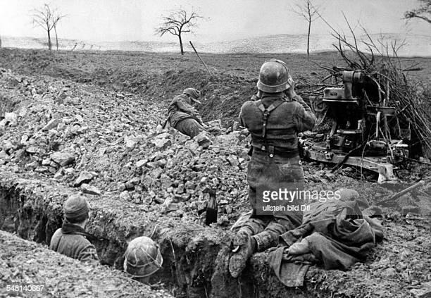 Người Đức đã không tự ràng buộc trong việc chiếm các trận địa phòng ngự và các điểm kháng cự. Quân Đức khi gặp những điểm phòng thủ kiên cố, họ thường bỏ qua những khu vực như vậy, nhưng tìm ra được những điểm yếu, trong đội hình chiến đấu của đối phương và đột phá vào đó.