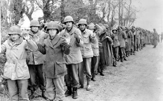 Những tháng đầu cuôc chiến, Đức Quốc xã đã thực sự nghiền nát quân đội Xô Viết ở phía tây đất nước, gây ra một thảm họa quân sự kinh hoàng ở Belarus và Ukraine. Họ nhanh chóng chiếm được các nước Baltic bằng hải quân, làm tê liệt Hạm đội Baltic của Liên Xô.