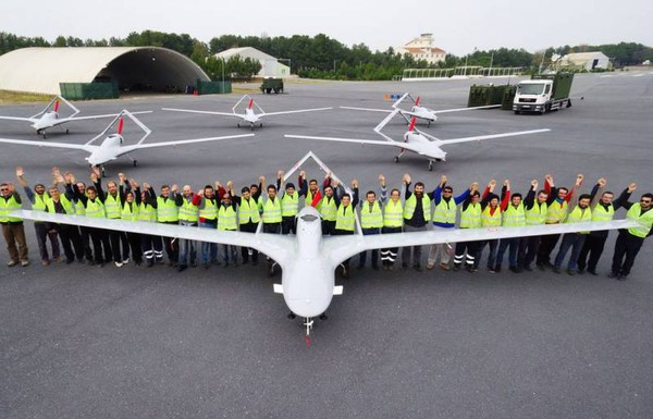Nếu so với Mỹ, Trung Quốc và Israel, Thổ Nhĩ Kỳ vẫn chỉ là nhà sản xuất “nhỏ lẻ” trên thị trường quốc tế về máy bay tấn công không người lái. Các quốc gia như Mỹ và Israel xuất khẩu nhiều UAV hơn và có công nghệ tiên tiến hơn Thổ Nhĩ Kỳ; còn Trung Quốc như thường lệ, có giá còn rẻ hơn nhiều lần.