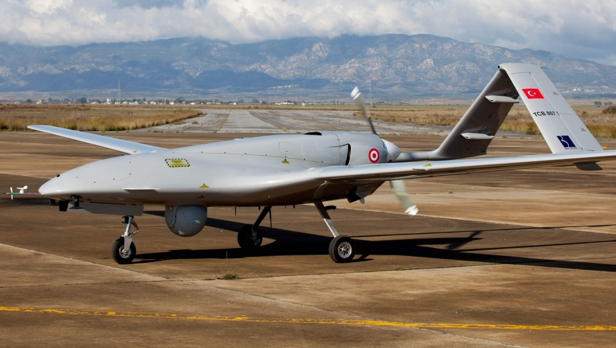 UAV TB-2 được triển khai ở Libya, cũng đóng một vai trò quan trọng, tạo điều kiện cho đồng minh của Thổ Nhĩ Kỳ là Chính phủ Thống nhất Quốc gia Libya (GNA) đẩy lùi cuộc bao vây của Quân đội Quốc gia Libya (LNA) và mở các cuộc phản công.