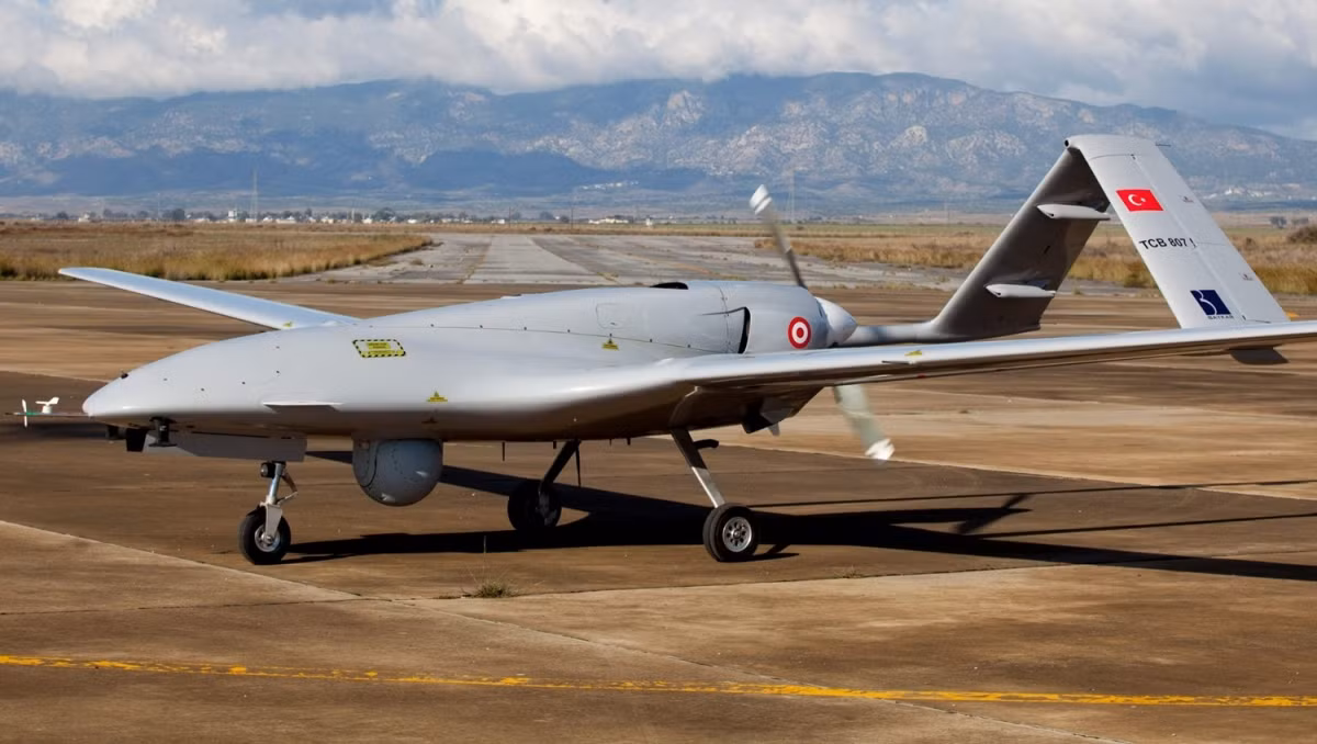 UAV TB-2 được triển khai ở Libya, cũng đóng một vai trò quan trọng, tạo điều kiện cho đồng minh của Thổ Nhĩ Kỳ là Chính phủ Thống nhất Quốc gia Libya (GNA) đẩy lùi cuộc bao vây của Quân đội Quốc gia Libya (LNA) và mở các cuộc phản công.