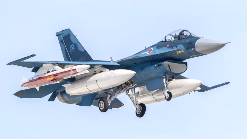 Còn hiện tại, việc sản xuất F-2 đã ngừng, do đó trọng tâm của Nhật Bản là nâng cấp số F-2 hiện có. F-2 đang nhận được các liên kết dữ liệu mới và một radar mới J/APG-2, sẽ được kết hợp với tên lửa không đối không AAM-4B. 