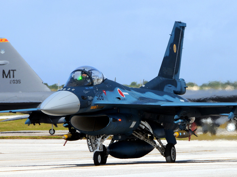Còn tiêm kích F-2 là sự hợp tác chung giữa Mitsubishi và Lockheed, F-2 lấy thiết kế cơ bản của F-16 và phóng to nó lên. F-2 có diện tích cánh lớn hơn 25% so với F-16, động cơ GE F110 và J/APG-1 của Nhật Bản. F-2 cũng là máy bay chiến đấu đầu tiên trên thế giới, trang bị radar mảng pha quét điện tử chủ động (AESA).