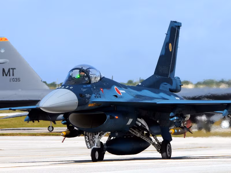 Còn tiêm kích F-2 là sự hợp tác chung giữa Mitsubishi và Lockheed, F-2 lấy thiết kế cơ bản của F-16 và phóng to nó lên. F-2 có diện tích cánh lớn hơn 25% so với F-16, động cơ GE F110 và J/APG-1 của Nhật Bản. F-2 cũng là máy bay chiến đấu đầu tiên trên thế giới, trang bị radar mảng pha quét điện tử chủ động (AESA).