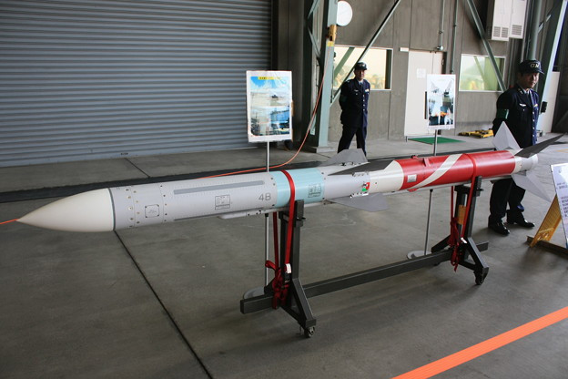 Tên lửa AAM-4B do Nhật Bản sản xuất, hiện là tên lửa duy nhất trên thế giới trang bị radar AESA, nên tên lửa có khả năng khóa mục tiêu sau khi phóng, cho phép phi công sau khi phóng tên lửa, thực hiện các động tác cơ động né tránh tên lửa của J-10. 