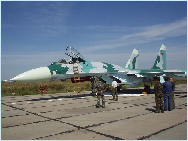 Chiến đấu cơ Su-27 (tiền thân của Su-30 hiện nay) cũng là loại máy bay chiến đấu mà Belarus được thừa kế khi Liên Xô tan rã vào năm 1991, và số máy bay này được trang bị cùng với hai phi đội máy bay chiến đấu MiG-29 hạng nhẹ hơn, đã được Belarus hiện đại hóa.