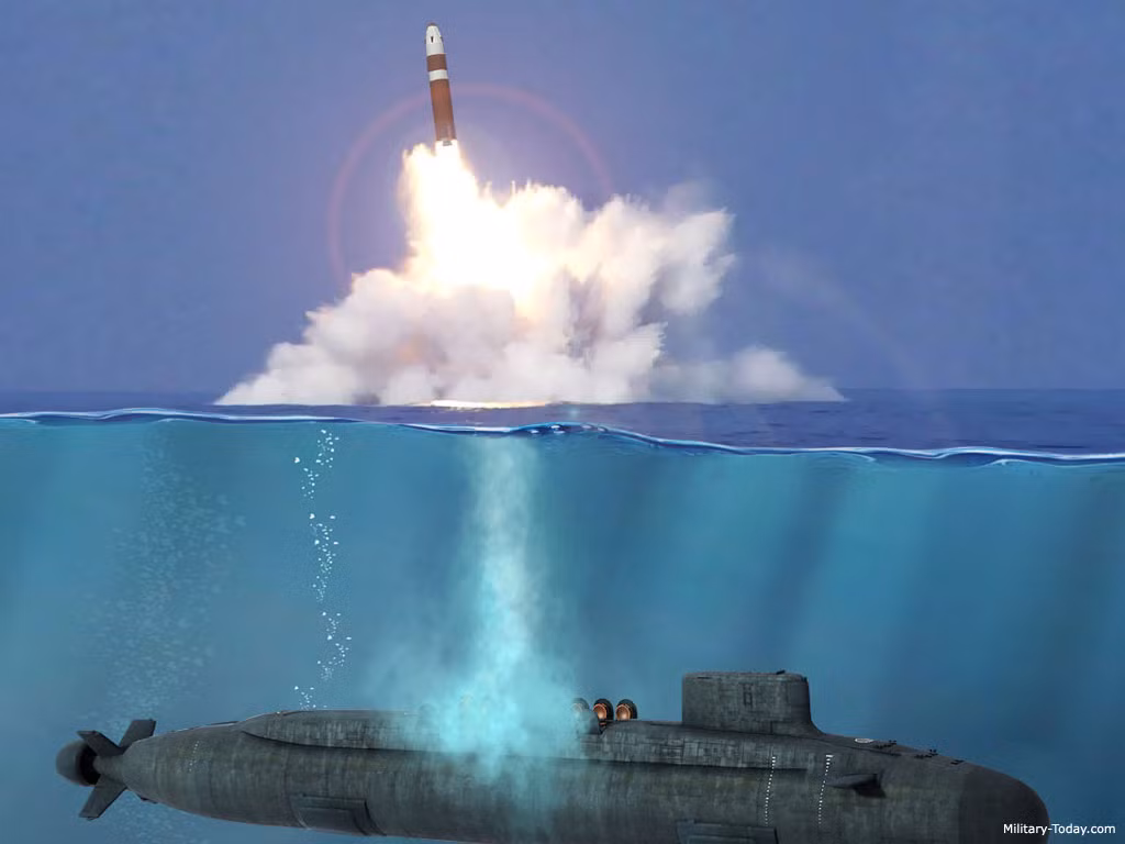 Cuối cùng là tàu ngầm tên lửa đạn đạo, đây là lựa chọn khả dĩ nhất. Các tàu ngầm mang tên lửa đạn đạo là phương án hiệu quả nhất. Tàu ngầm của Nhật Bản có thể đi về phía đông đến Thái Bình Dương để được an toàn. Bất kỳ tàu chiến chống tàu ngầm và máy bay nào do Nga hoặc Trung Quốc cử đến để săn lùng nó sẽ phải vượt qua chính Nhật Bản.