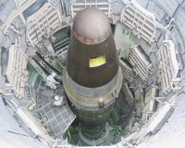 Đầu tiên là tên lửa đất đối đất, Nhật Bản có thể đầu tư vào một kho vũ khí tên lửa đất đối không nhỏ, mỗi tên lửa mang một hoặc nhiều đầu đạn hạt nhân. Các tên lửa có thể được bố trí trong các hầm chứa kiên cố, như Minuteman III của Mỹ hoặc trên các bệ phóng di động như RS-24 Yars của Nga.