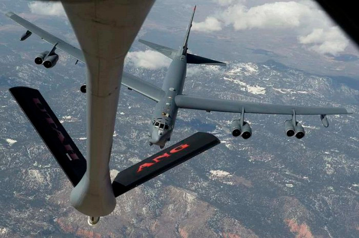 Nhật Bản có thể áp dụng chiến lược cũ của Không quân Mỹ, duy trì một lực lượng máy bay ném bom thường trực trên không, nhưng điều đó sẽ tốn kém và đòi hỏi phải có đủ máy bay ném bom trên không và máy bay tiếp dầu trên không cùng một lúc. Chi phí và sự phức tạp của việc duy trì một lực lượng như vậy sẽ rất cao.