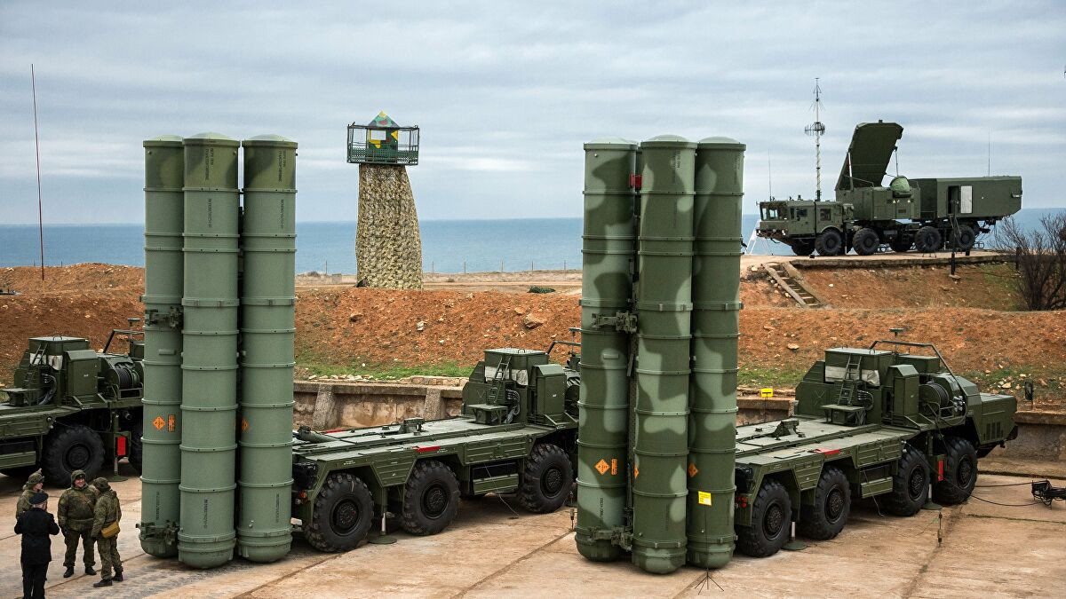 Nitin J Ticku, một chuyên gia phân tích chiến lược của tờ EurAsian Times, hy vọng tên lửa S-400 sản xuất từ Nga, sẽ là lựa chọn hàng đầu như vị cứu tinh của Ấn Độ, hơn 36 máy bay Rafale hiện đang được đưa vào biên chế.