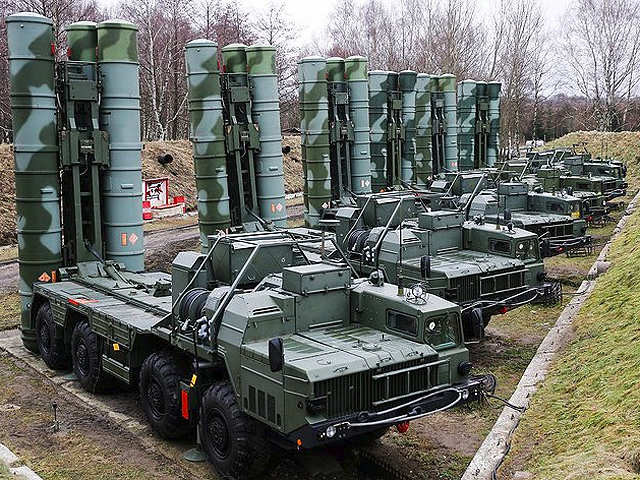 Hệ thống phòng không S-400, được coi là một trong những hệ thống phòng không tiên tiến nhất trên thế giới hiện nay, đã được Ấn Độ đặt mua thông qua thỏa thuận trị giá 5,43 tỷ USD với Nga, tại Hội nghị thượng đỉnh song phương thường niên Ấn Độ-Nga lần thứ 19 vào năm 2018 tại New Delhi, để đảm bảo nhu cầu an ninh lâu dài của đất nước.