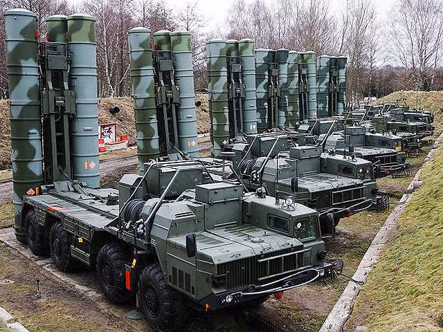 Hệ thống phòng không S-400, được coi là một trong những hệ thống phòng không tiên tiến nhất trên thế giới hiện nay, đã được Ấn Độ đặt mua thông qua thỏa thuận trị giá 5,43 tỷ USD với Nga, tại Hội nghị thượng đỉnh song phương thường niên Ấn Độ-Nga lần thứ 19 vào năm 2018 tại New Delhi, để đảm bảo nhu cầu an ninh lâu dài của đất nước.