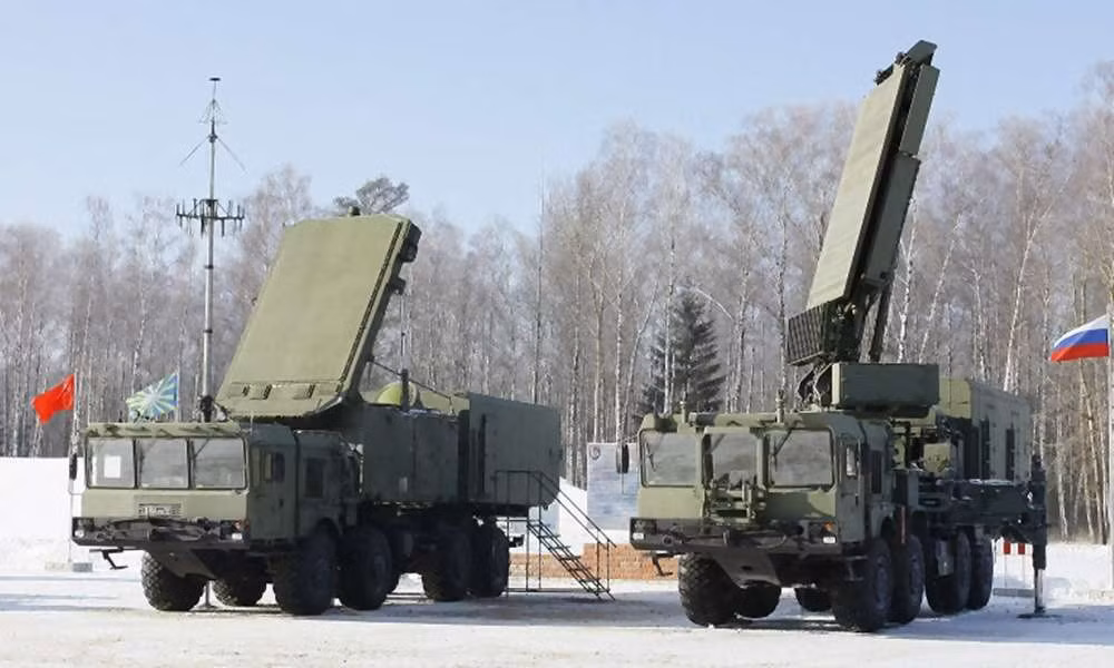 Với trang bị radar mảng pha quét điện tử chủ động 92N6E của S-400, còn được gọi là “Grave Stone”, có thể phát hiện 300 mục tiêu cách xa hơn 600 km và đồng thời bắn dẫn cho 4 loại tên lửa khác nhau vào mục tiêu, dựa trên mối đe dọa và tầm bắn.