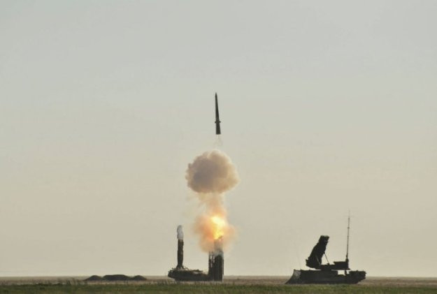 Với tên lửa đất đối không tầm trung 9M96E và 9M96E2, S-400 có thể bắn các mục tiêu đường không với độ chính xác cao ở cự ly tối đa 120 km. Việc sử dụng nhiều loại tên lửa, giúp S-400 phủ hỏa lực toàn bộ dải phòng không đảm nhiệm, nhưng tiết kiệm được chi phí. Nguồn ảnh: Pinterest.