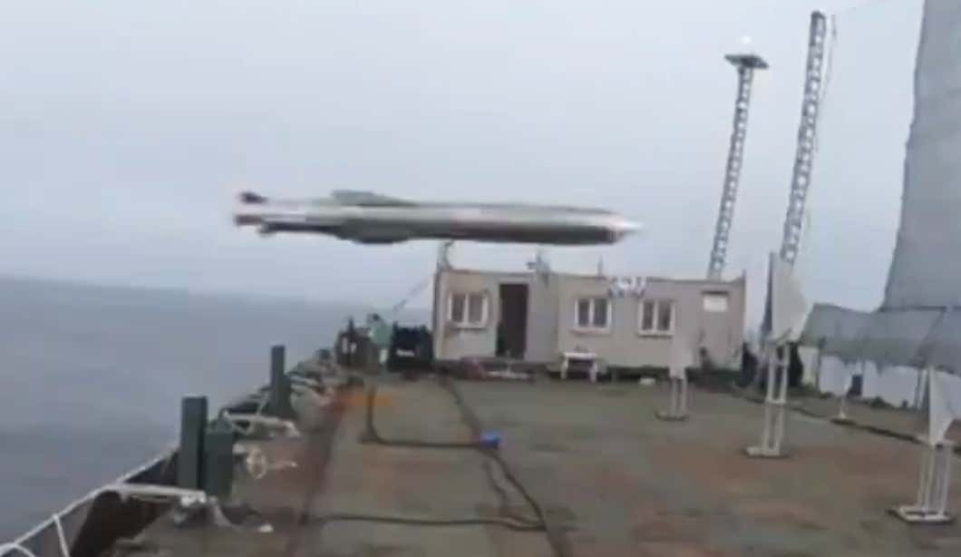 Đáng chú ý là theo quan sát dễ dàng nhận thấy, thiết kế của hai loại tên lửa hoàn toàn giống nhau; các chuyên gia đã khẳng định rằng đây là “bản sao tuyệt đối” dựa trên nguyên mẫu thiết kế tên lửa P-800 Yakhont của Nga. Điều này làm dấy lên lo ngại rằng, Seoul có thể tiếp cận được công nghệ sản xuất tên lửa của Nga. 