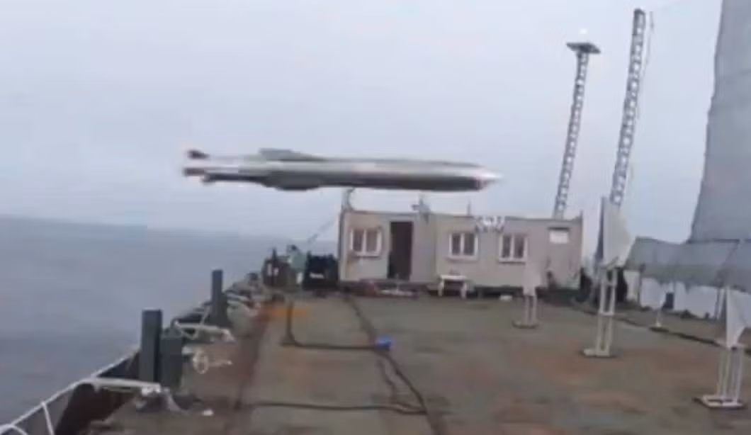 Đáng chú ý là theo quan sát dễ dàng nhận thấy, thiết kế của hai loại tên lửa hoàn toàn giống nhau; các chuyên gia đã khẳng định rằng đây là “bản sao tuyệt đối” dựa trên nguyên mẫu thiết kế tên lửa P-800 Yakhont của Nga. Điều này làm dấy lên lo ngại rằng, Seoul có thể tiếp cận được công nghệ sản xuất tên lửa của Nga. 