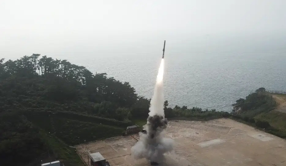 Vào ngày 15 và 17/9, Quân đội Hàn Quốc đã thử nghiệm một tên lửa chống hạm siêu thanh thế hệ mới, có khả năng tấn công chính xác tàu sân bay Trung Quốc và các tàu “thù địch” khác ở Biển Tây và Đông Bán đảo Triều Tiên, với tốc độ khoảng Mach 2-3. 