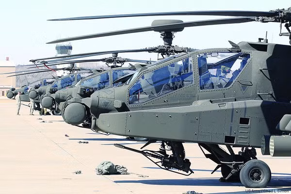 AH-64, là loại máy bay trực thăng tấn công có 2 chỗ ngồi, được đẩy bằng 2 động cơ tua bin. Nó được trang bị một pháo M-230 cỡ 30mm, đồng thời mang cả tên lửa và rốc két ở cánh phụ của nó.