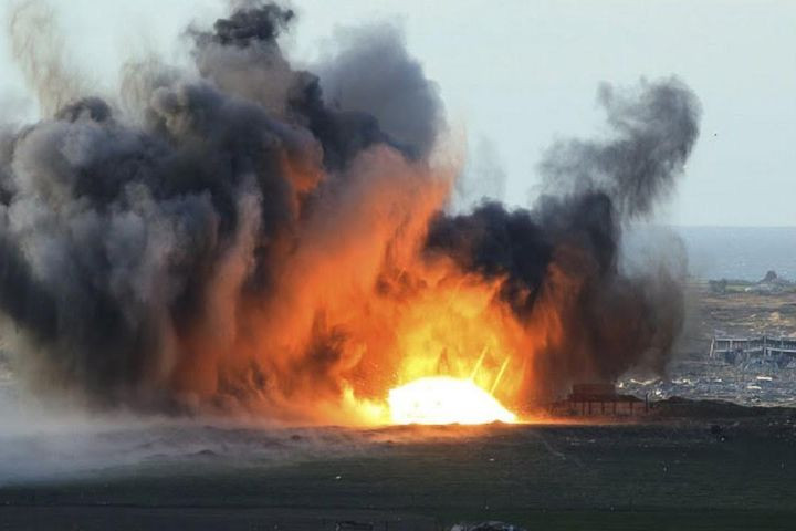 Bom thông minh GBU-57 có thể xuyên sâu 60,9m bê tông thường trước khi phát nổ, xuyên 8m đối với bê tông cường lực và 40 m qua đá cứng. Ngoài ra, nhờ có hệ thống quạt đẩy gắn phía đuôi bom, giúp tăng đáng kể khả năng để xuyên phá sâu hơn. Sau khi đạt được độ sâu tối đa có thể, bom sẽ tự kích nổ phá hủy mục tiêu.