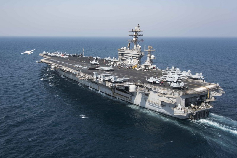 Tàu có lượng choán nước 91.500 tấn, dài 332,9 m, rộng 40,8 m, đường băng có sườn dốc dài 332,9 m, rộng 76,8 m. Kho chứa máy bay dài 208 m, rộng 33 m, cao 8m. Hàng không mẫu hạm Eisenhower sử dụng động cơ chạy bằng năng lượng hạt nhân, cho phép tàu chạy với tốc độ tối đa là 33 hải lý/h và chạy liên tục là 800 - 1300 hải lý.