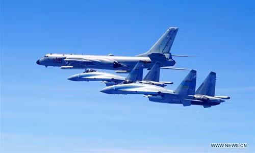 Su-35 được trang bị động cơ vector lực đẩy mới, giúp nâng cao khả năng cơ động, radar và thiết bị điện tử cải tiến, v.v. Theo thông tin, Trung Quốc đã mua tổng cộng 24 chiếc Su-35 và bố trí chủ yếu tại các sân bay ở tỉnh Phúc Kiến.