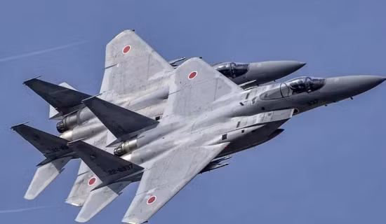 Cuộc tập trận ban đầu được lên kế hoạch tổ chức tại Căn cứ Không quân Komatsu của Nhật Bản vào giữa năm 2020. Không quân Ấn Độ sẽ cử máy bay chiến đấu Su-30MKI do Nga thiết kế, đến tập trận với máy bay chiến đấu F-15J do Mỹ thiết kế, được trang bị Lực lượng Phòng vệ Trên không Nhật Bản. Tuy nhiên, do đại dịch Covid-19, nên cuộc tập trận đã bị hoãn lại đến năm nay.