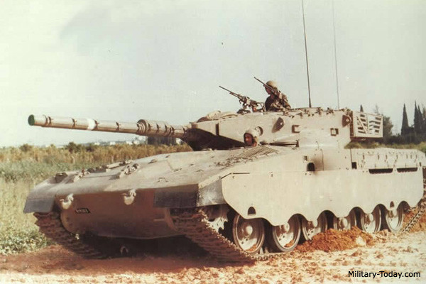 Xe tăng chủ lực Merkava được thiết kế vào những năm 1970, sau khi Israel không mua được xe tăng Chieftain từ Vương quốc Anh. Ban đầu được thiết kế để đối đầu với xe tăng Liên Xô trên các chiến trường sa mạc xung quanh Israel.
