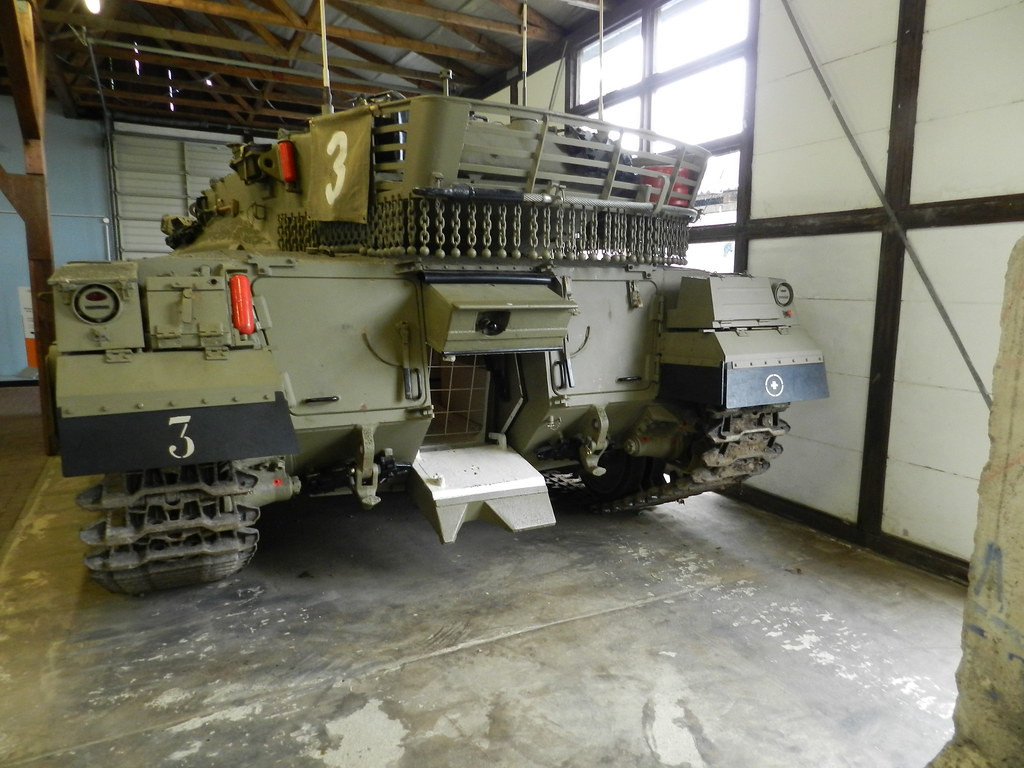 Mặc dù câu trả lời về việc liệu kíp xe có kịp thoát ra khỏi xe hay không sau khi bị trúng đạn xuyên thủng, vẫn còn gây ra nhiều tranh luận; nhưng có những trường hợp, nếu xe có cửa thoát hiểm phù hợp, sẽ tăng khả năng sống sót của kíp xe; nhất là trong môi trường sa mạc trống trải.