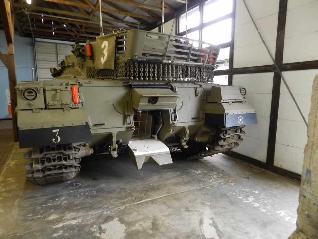 Mặc dù câu trả lời về việc liệu kíp xe có kịp thoát ra khỏi xe hay không sau khi bị trúng đạn xuyên thủng, vẫn còn gây ra nhiều tranh luận; nhưng có những trường hợp, nếu xe có cửa thoát hiểm phù hợp, sẽ tăng khả năng sống sót của kíp xe; nhất là trong môi trường sa mạc trống trải.