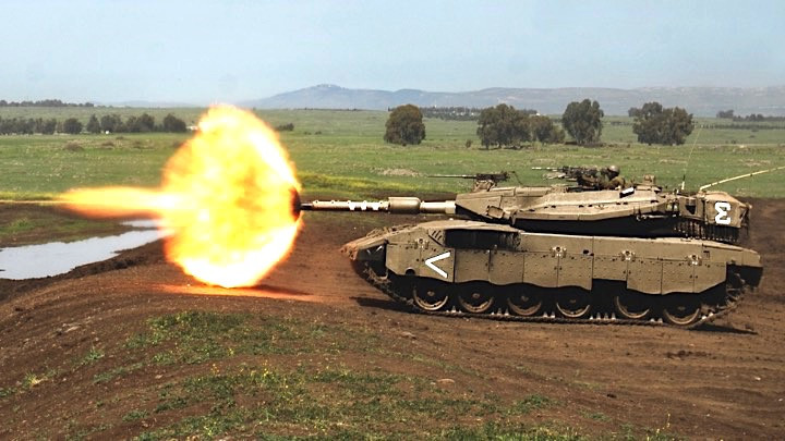 Merkava cũng giảm thiểu nguy cơ bị tiến công từ phía bên hông bằng giáp mô-đun và hệ thống bảo vệ chủ động; thậm chí người Israel luôn đi trước trong việc thiết kế ra nhưng hệ thống bảo vệ như vậy, đặc biệt là giáp phản ứng nổ (ERA) và hệ thống phòng hộ chủ động; những hệ thống này đang trở thành tiêu chuẩn bắt buộc, trên hầu hết các xe tăng hiện đại.