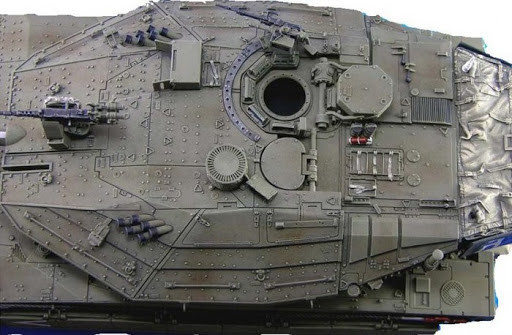 Nhưng việc bố trí khoang động cơ phía trước, cũng có lợi thế là lớp giáp phía trước dốc dần, và phía sau có thể bố trí cửa ra vào, để kíp xe có thể ra vào xe nhanh chóng từ cửa phía sau.