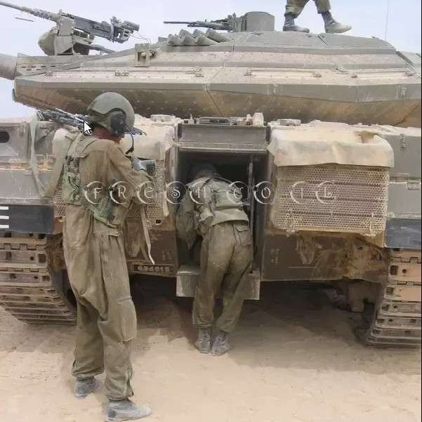 Với thiết kế cửa sau, khi cần thiết, xe tăng Merkava có thể biến thành một công sự cho cả những người lính đi hộ tống cùng xe tăng trú ẩn; tuy nhiên trong một cuộc chiến tổng lực đối đầu Đông - Tây, thì thiết kế này không thực sự có giá trị, thậm chí những khuyết điểm của động cơ phía trước còn hơn những ưu điểm nó mang lại.