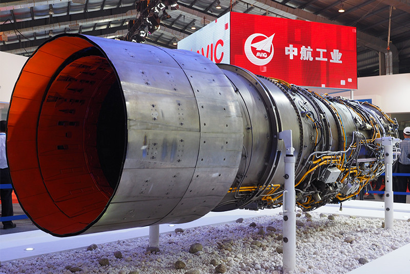 Về động cơ, tiêm kích J-16 của Trung Quốc được trang bị động cơ phản lực cánh quạt WS-10 Taihang được chế tạo trong nước, có lực đẩy tương đương với động cơ AL-31F của Nga, nhưng độ tin cậy lại không bằng.