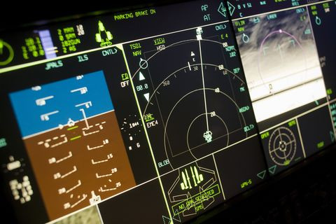 Bên cạnh đó, Trung Quốc đang nhanh chóng cải tiến công nghệ vật liệu tổng hợp carbon, giúp J-16 giảm trọng lượng và mang được nhiều vũ khí và cảm biến hơn. Ngoài ra, "buồng lái bằng kính" kiểu mới trên J-16, thay thế các đồng hồ số, hay thấy trên các máy bay chiến đấu cũ của Nga.