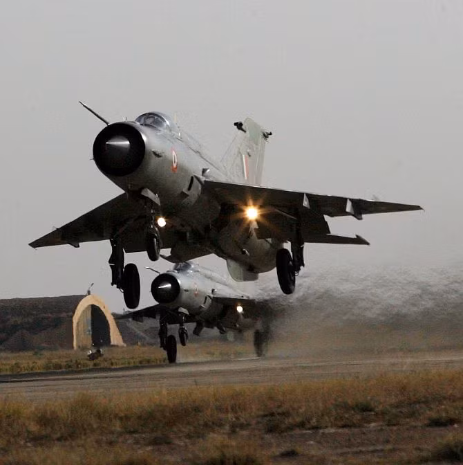 Bên cạnh đó, các phương tiện truyền thông đưa tin quá nhiều về các vụ tai nạn, khiến “ông già gân” MiG-21, được chú ý nhiều hơn. Đặc biệt là truyền thông phương Tây, thường thổi phồng những điểm yếu của máy bay chiến đấu Liên Xô; nhất là khả năng an toàn và chiến đấu của MiG-21.