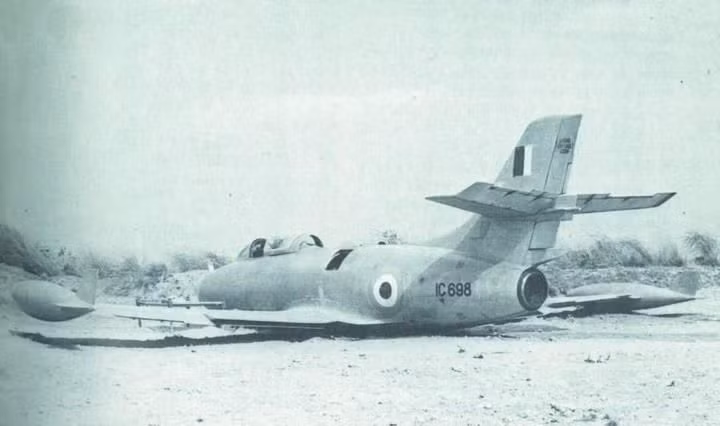Nếu tính chi tiết, tỷ lệ tai nạn của MiG-21 là 4,67 máy bay/năm/tổng số 872 (bằng 0,54% trong thời gian phục vụ 58 năm). Loại chiến đấu cơ xứng danh “quan tài bay” trong lịch sử của IAF là tiêm kích Ouragan (do Dassault của Pháp chế tạo), tỷ lệ tai nạn là 2,71 chiếc/năm/tổng số 113 chiếc (bằng 2,4%). Nguồn ảnh: Pinterest.
