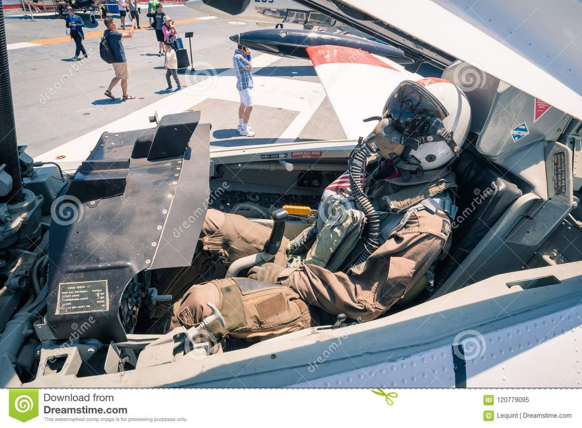 Trong hơn một thế kỷ, những kinh nghiệm về huấn luyện các phi công tiêm kích hạm, cách hạ cánh trên một sân bay nhỏ lơ lửng trong một đêm đen, ở giữa đại dương của Hải quân Mỹ đã thành những giáo án chuẩn mực, nhưng vẫn có không ít tai nạn đáng tiếc xảy ra.