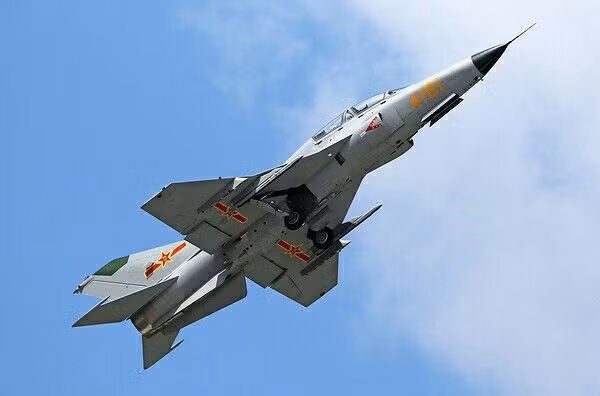 Trong khi các máy bay chiến đấu trên tàu sân bay và trên đất liền rất khác nhau, những máy bay hoạt động trên tàu sân bay luôn được gia cố hệ thống càng đáp, để đáp ứng được yêu cầu cất hạ cánh khi tốc độ máy bay thay đổi đột ngột; đặc biệt là khi máy bay cất cánh dùng máy phóng.