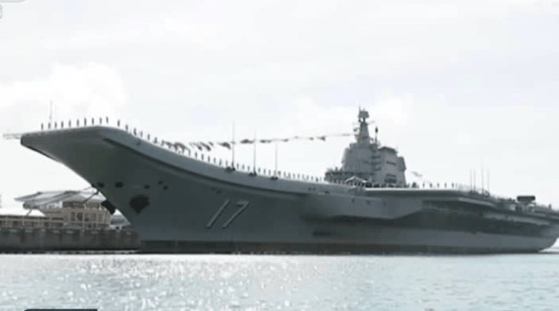 Điều khác biệt của tàu sân bay Sơn Đông so với Liêu Ninh là việc người Trung Quỗ đã loại bỏ hoàn toàn các ống phóng tên lửa chống hạm tầm xa ra khỏi thiết kế tàu sân bay cũ. Điều này giúp cho chiếc Sơn Đông có thể mang theo nhiều máy bay hơn và khả năng triển khai máy bay trên hạm tốt hơn hẳn