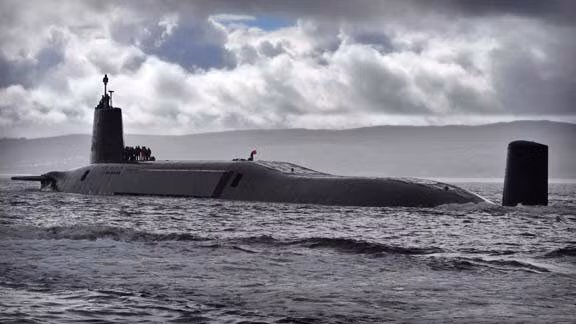 Tiếp theo là tàu ngầm mang tên lửa đạn đạo, tàu được thiết kế để triển khai tên lửa đạn đạo phóng từ tàu ngầm và mang được đầu đạn hạt nhân. Nhiệm vụ chính của các tàu ngầm tên lửa đạn đạo là răn đe hạt nhân trên biển.
