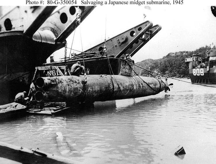 Tàu ngầm hạng trung thường hoạt động gần tàu mẹ hoặc gần căn cứ vì không đủ điều kiện hoạt động kéo dài và có ít nhiên liệu. Vũ khí của các lớp tàu ngầm hạng trung chỉ gồm một vài quả ngư lôi và thủy lôi. Nguồn ảnh: Pinterest. 