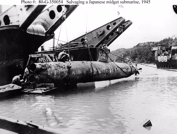 Tàu ngầm hạng trung thường hoạt động gần tàu mẹ hoặc gần căn cứ vì không đủ điều kiện hoạt động kéo dài và có ít nhiên liệu. Vũ khí của các lớp tàu ngầm hạng trung chỉ gồm một vài quả ngư lôi và thủy lôi. Nguồn ảnh: Pinterest. 