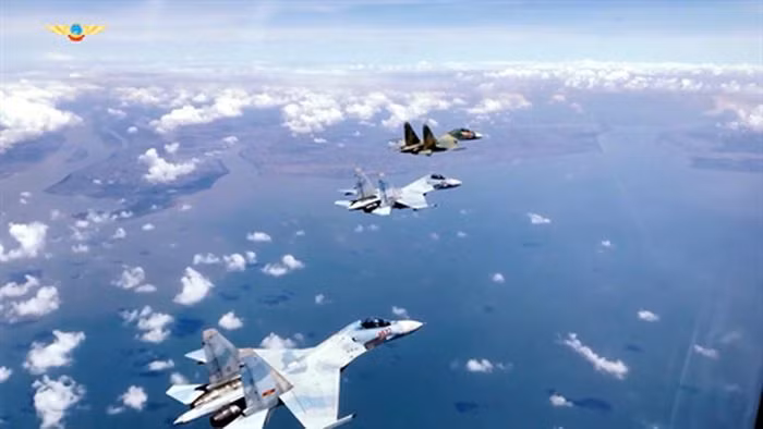 Thứ hai là cú bạt gió giữa trùng khơi, để bảo vệ đất nước, Việt Nam đã mua dòng máy bay tiêm kích hiện đại nhất thế giới. Những phi công tiêm kích xuất sắc nhất được tuyển chọn để khai thác, sử dụng khối tài sản lớn này. Và những gì các phi công tiêm kích Việt Nam đang thể hiện đã không phụ lòng tin của nhân dân.