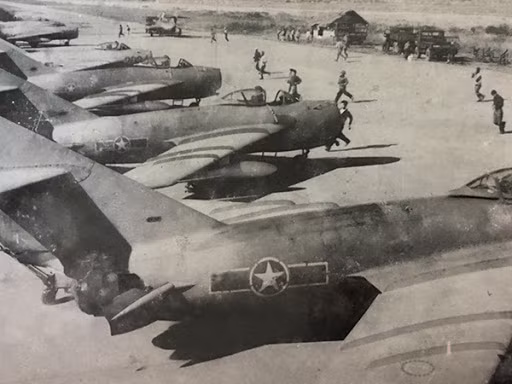 Hai biên đội tiêm kích MiG-17A của Không quân Nhân dân Việt Nam được lệnh cất cánh. Biên đội 1 do Đại úy Trần Hanh chỉ huy, làm nhiệm vụ nghi binh kéo giãn đội hình máy bay Mỹ, để biên đội hai do Trung úy Phạm Ngọc Lan dẫn đầu tấn công.