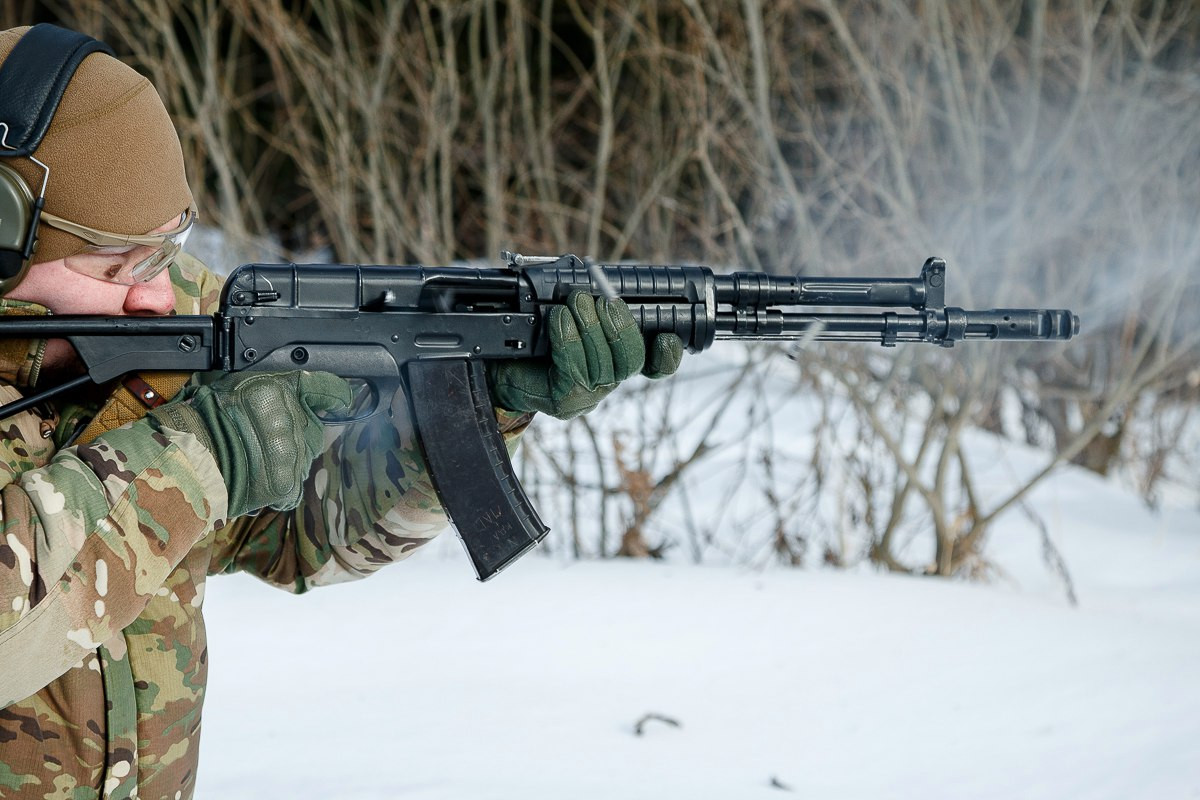 Súng trường AEK-971 có độ giật thấp hơn AK-74. Mẫu súng này có tốc độ bắn tới 900 phát/phút, còn súng AK vào khoảng 600 phát/phút. AEK-971 rất nhạy và chỉ phù hợp với những người lính đủ kinh nghiệm sử dụng súng.