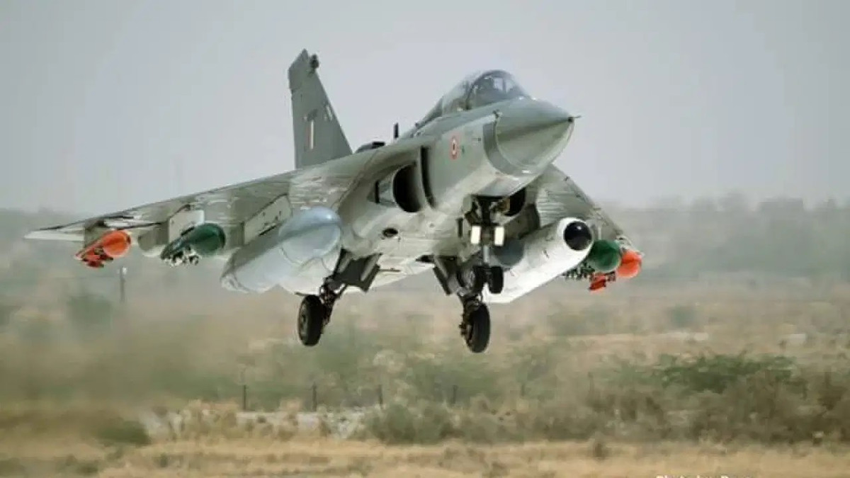 Ấn Độ vẫn lựa chọn Tejas như một sự thay đổi lớn nhằm cải thiện nền công nghiệp quốc phòng nước nhà bất chấp các đối thủ cùng phân khúc khác như tiêm kích Gripen, F-16 hay MIG-35 có phần nhỉnh hơn cũng được chào bán cho Ấn Độ