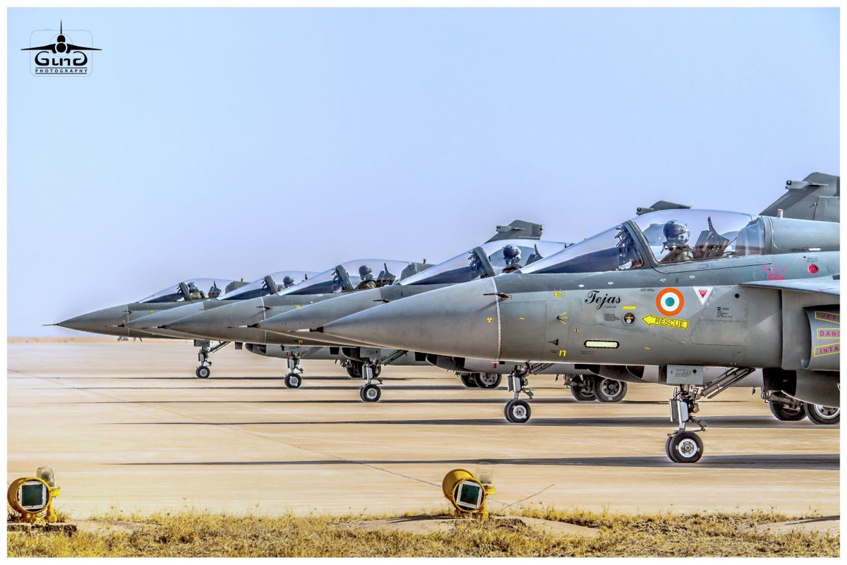 Trong khi Tejas Mk1A phải chật vật gần 20 năm mới có được 1 hợp đồng sản xuất quy mô. Phía đối thủ Trung Quốc với chiếc J-10 cùng phân khúc đến nay đã sản xuất tới hơn 500 chiếc với nhiều biến thể và có tiềm năng xuất khẩu rất cao. Nguồn ảnh: Timeofindia.